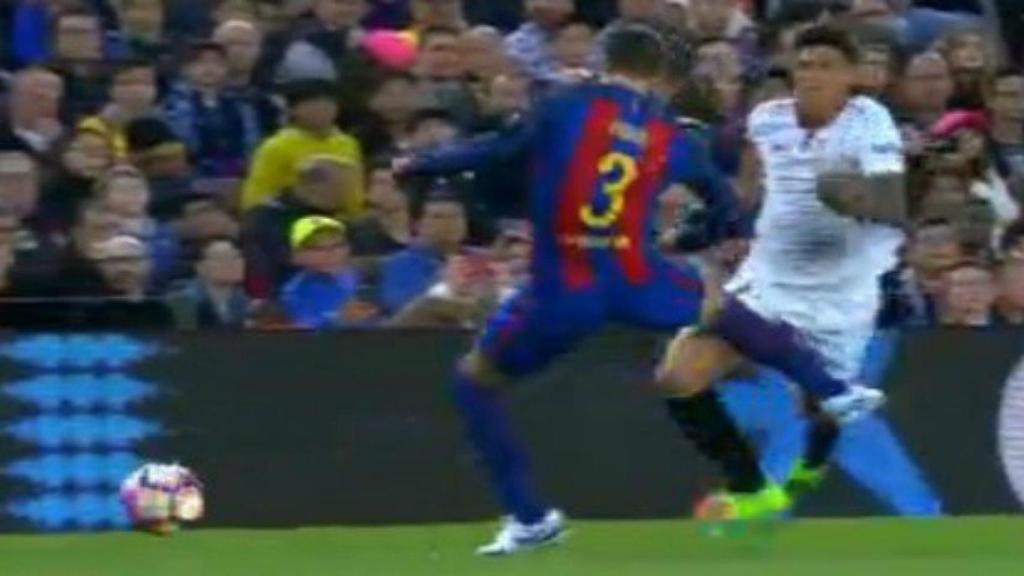Fuerte entrada de Piqué ante el Sevilla   Foto: Twitter (@elchiringuitotv)