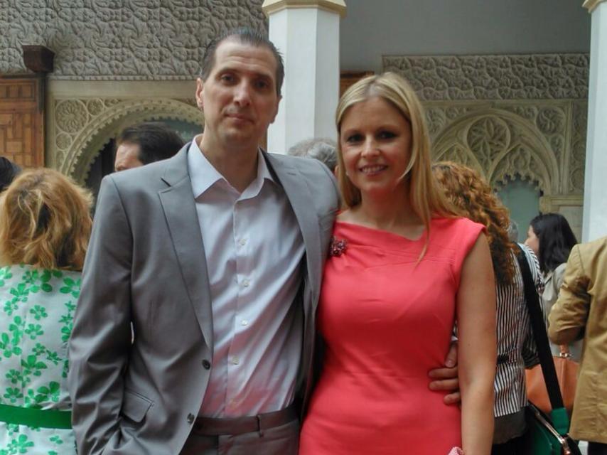 Éste es el día de su toma de posesión como consejera. Para ir al acto, quedamos con unas amigas que llegaron con retraso y tuvo que correr por el empedrado de Toledo con los tacones puestos. Estaba nerviosa porque era consciente de la responsabilidad que asumía (Óscar, su marido)