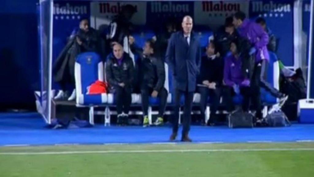 James golpea el banquillo tras el cambio   Foto: Twitter (@elchiringuitotv)