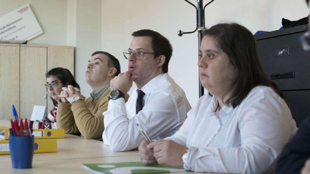 Algunos de los trabajadores durante su tutoría semanal.