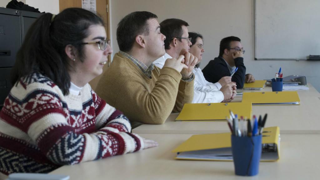 Algunos de los trabajadores durante su tutoría semanal.