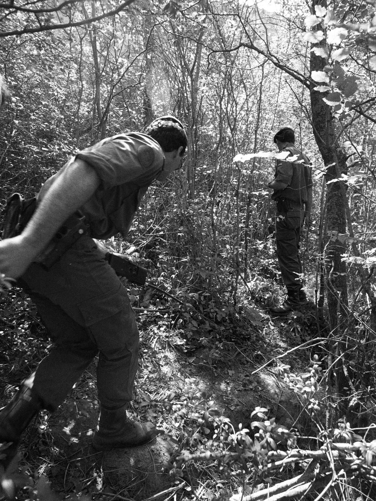 Agentes de la Guardia Civil rastrean en la Foz de Lumbier.