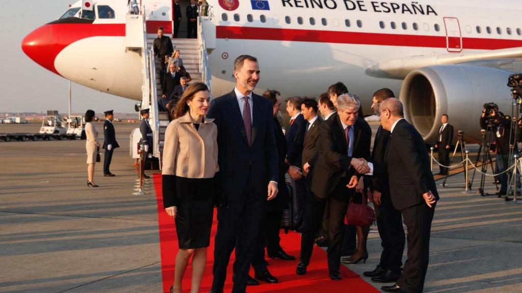 Los reyes llegan al aeropuerto de Haneda (Tokio) en su primera visita de Estado a Asia. Foto Casa Real.