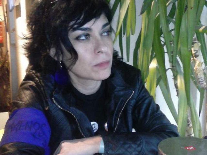 Anabel es madre soltera, abogada y afiliada al Partido Comunista como su madre, sus tíos maternos y sus abuelos.