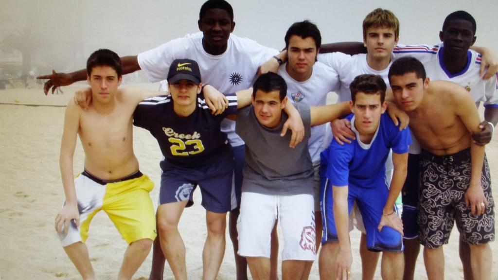 Cheikh, arriba a la izquierda, junto a sus compañeros de juego en la adolescencia