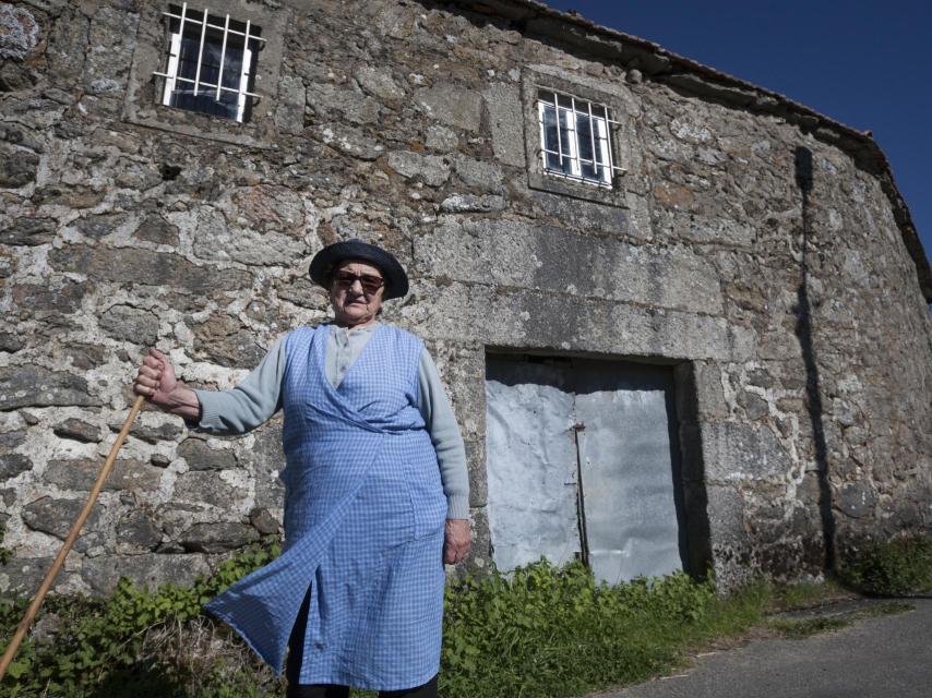 Isolina Vázquez, frente a una de las puertas en Vilar realizadas con el fuselaje del avión.