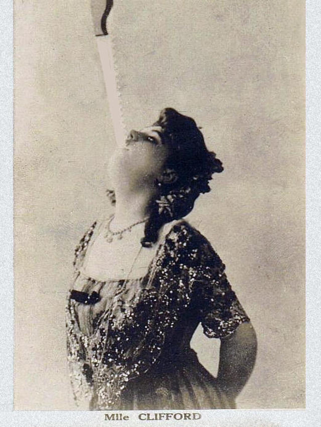 Una imagen con su célebre sierra.