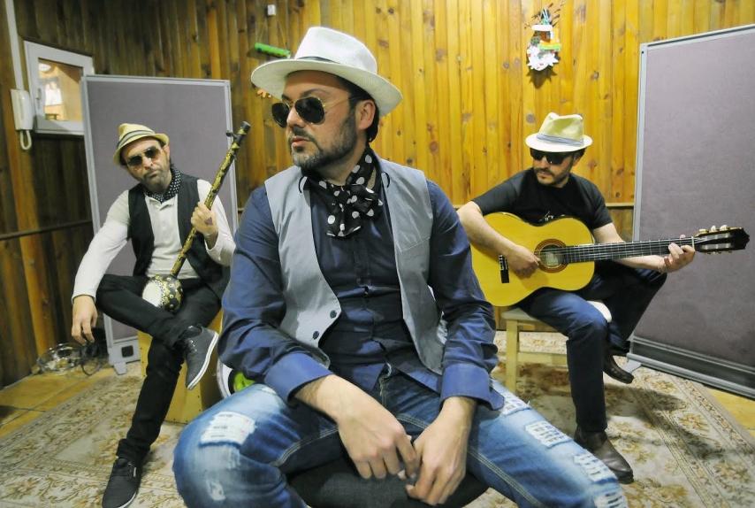 La Trova Gitana prefieren llamarse cantautores, no cantaores.