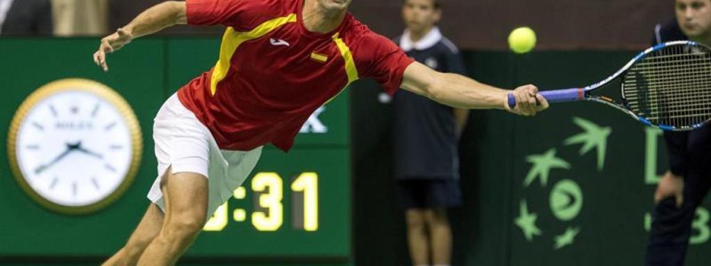 Albert Ramos intenta llegar a la pelota.
