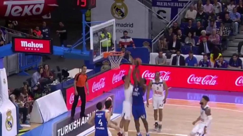 Doble tapón de Ayón ante Efel Pilsen