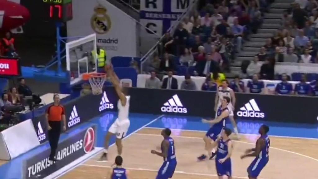 Mate de Randolph ante Efes Pilsen