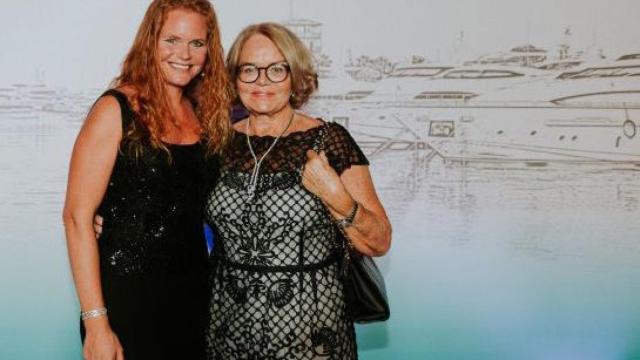 Margarita Graf (derecha), junto a su hija Corinna.