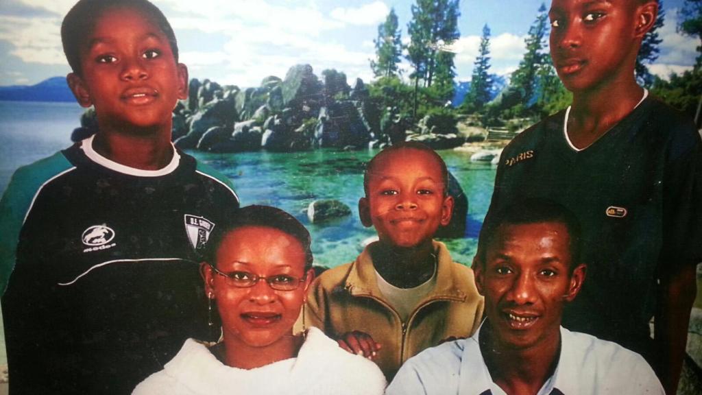 Cheikh Saad, a la derecha,  junto a sus hermanos y sus padres, de origen mauritano