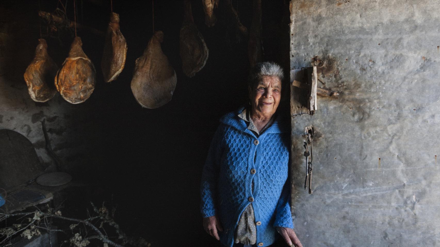 Teresa Alves vive en Vilariño, uno de los pueblos cerca de donde cayó un bombardero británico. Con los restos, esta y otra aldea gallega reformaron sus casas.