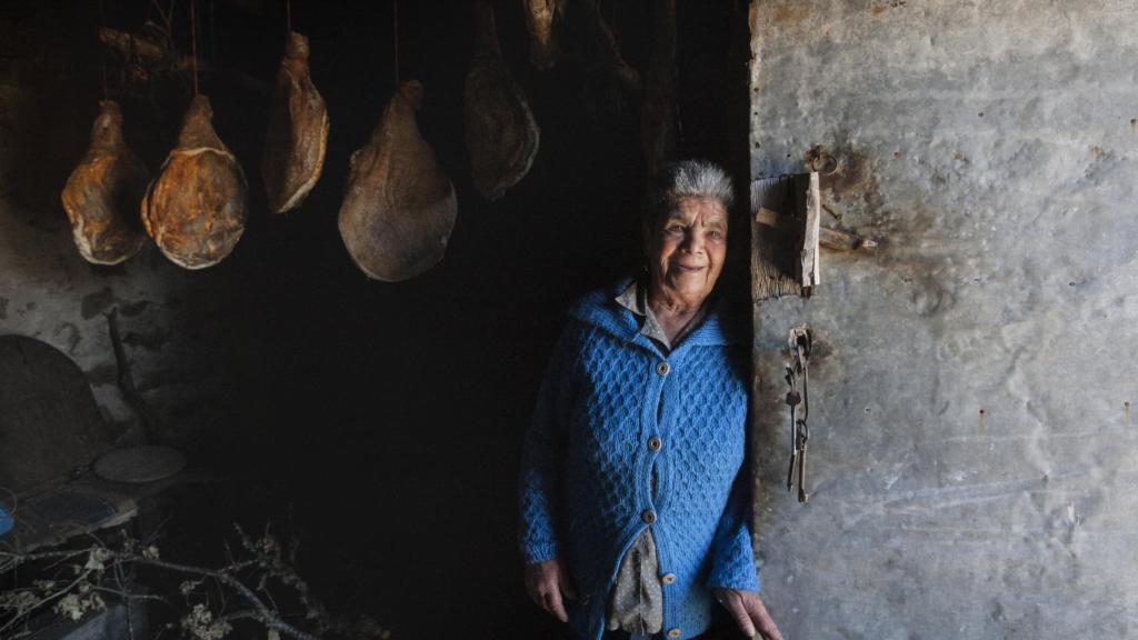Teresa Alves vive en Vilariño, uno de los pueblos cerca de donde cayó un bombardero británico. Con los restos, esta y otra aldea gallega reformaron sus casas.