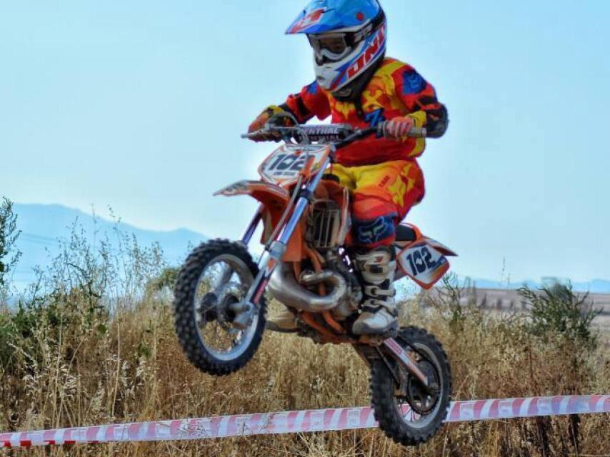 Joan compite en 50 cc.  Le apasionan las motos desde los 4 años.