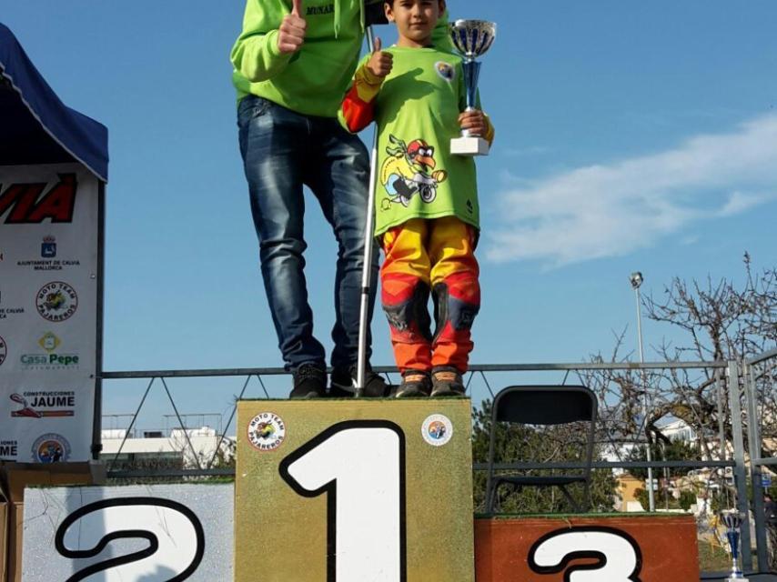 Joan está ahorrando dinero para comprarse una moto nueva.