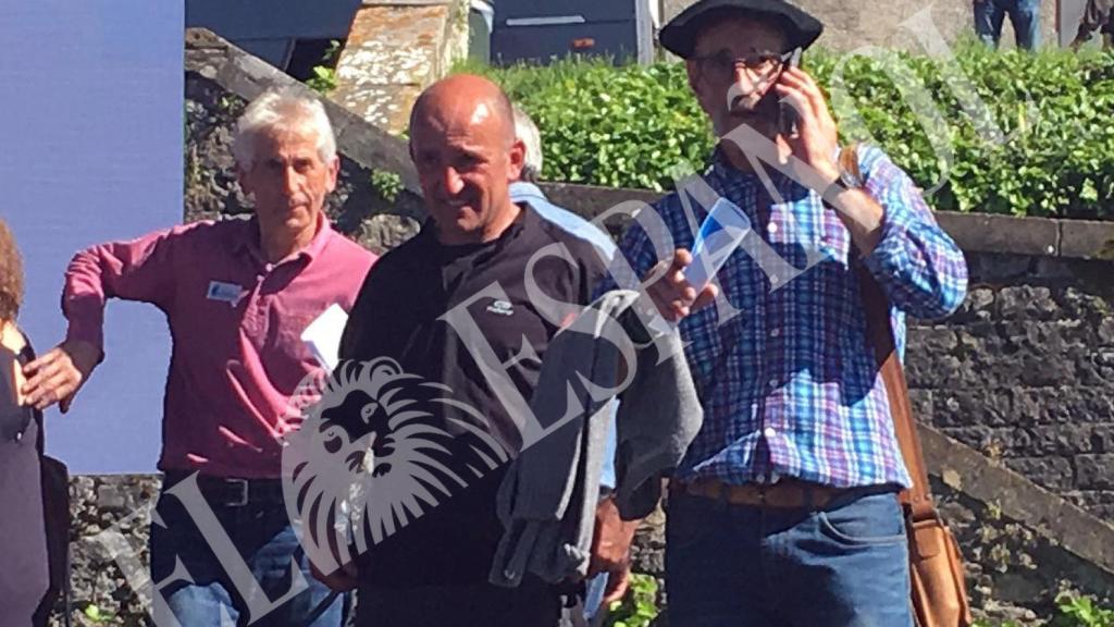 Josu Zabarte habla por teléfono sobre el escenario de Bayona.