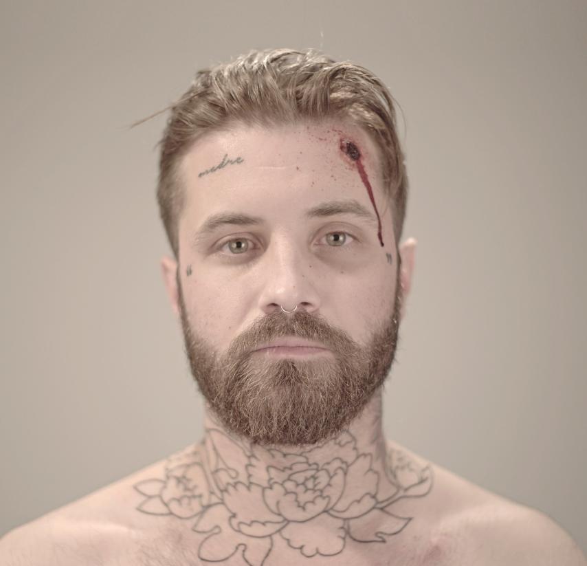 Abel Azcona en su última exposición, Naturaleza Muerta.