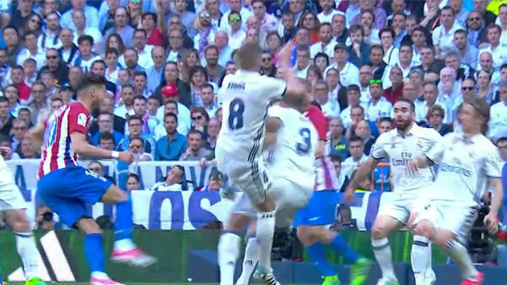 Choque entre Pepe y Kroos