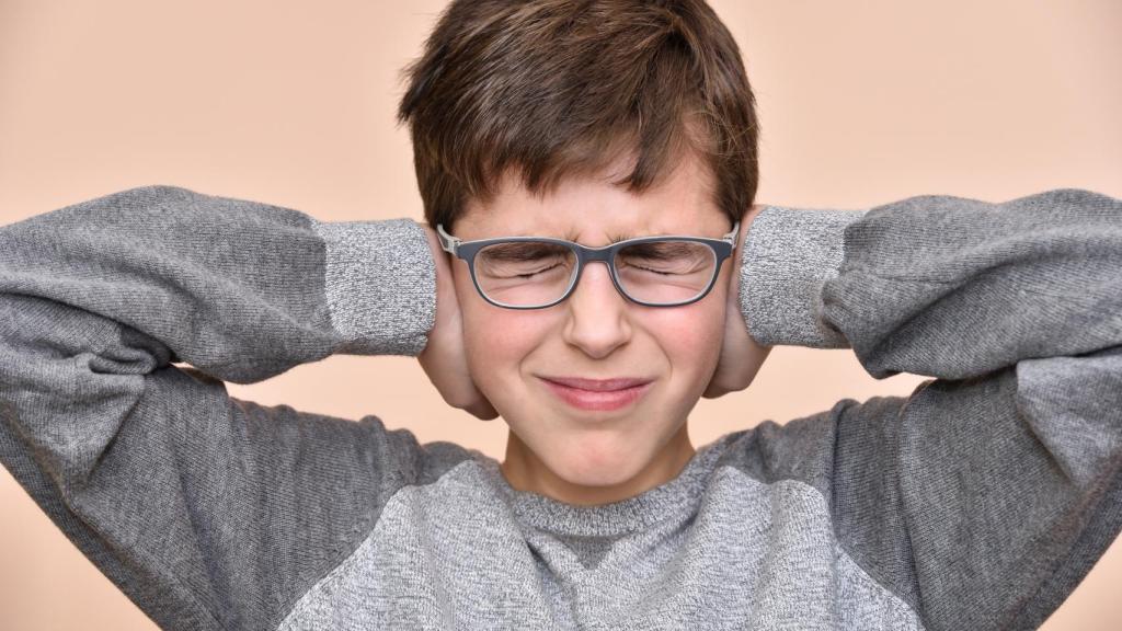 Un niño con problemas de hipersensibilidad auditiva.