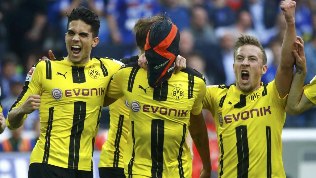 Aubameyang celebra un gol junto a Marc Bartra durante el derbi ante el Schalke.