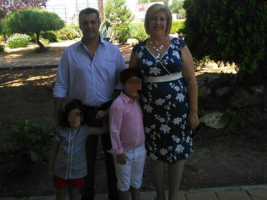Ana María Rosado, junto a su agresor y a los hijos de ambos, que también fueron asesinados.