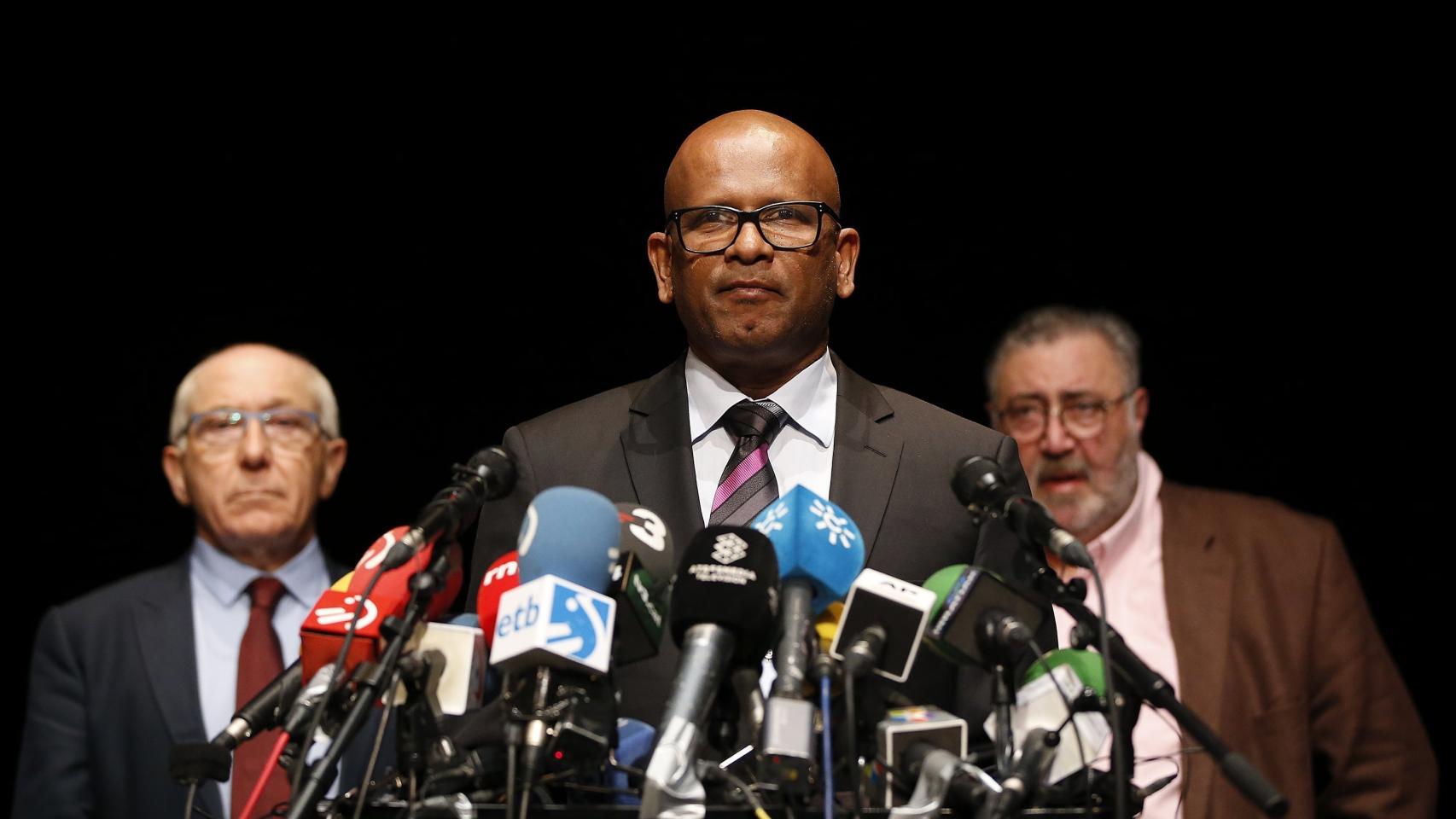 Manikkalingam, en el centro, durante la rueda de prensa de los 'artesanos de la paz'.