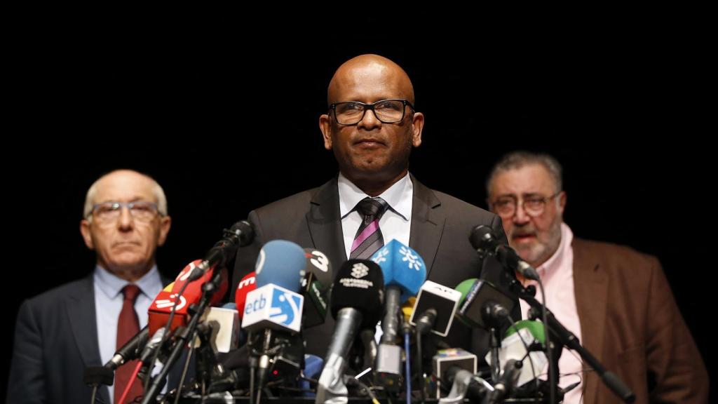Manikkalingam, en el centro, durante la rueda de prensa de los 'artesanos de la paz'.