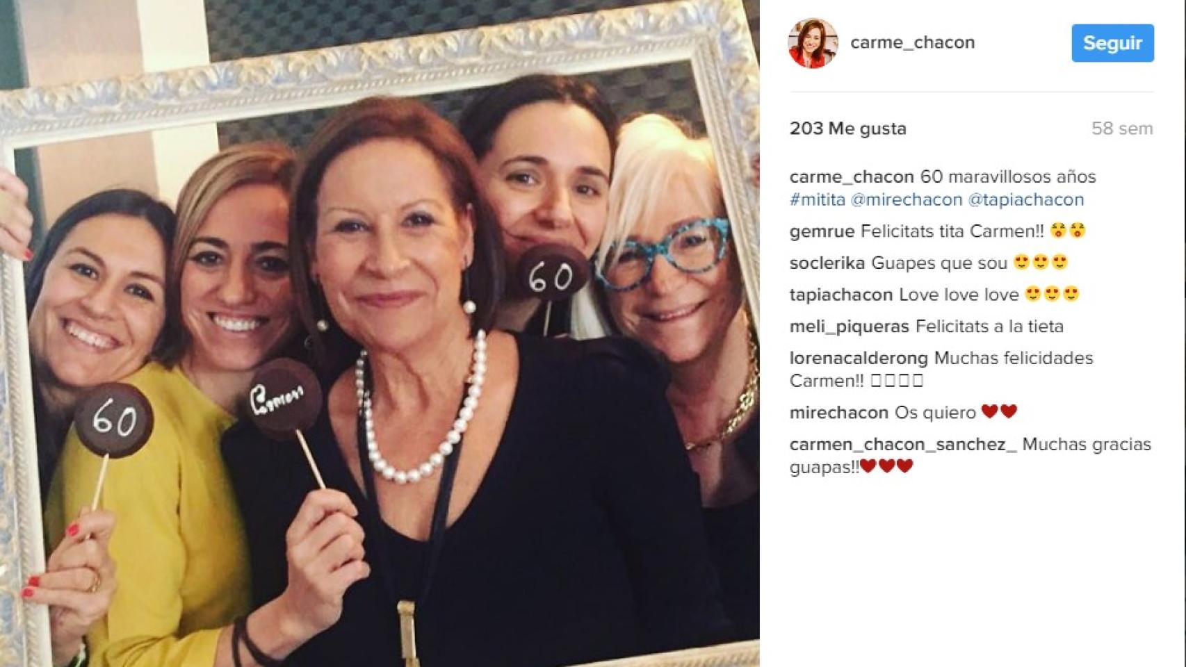 Chacón con su hermana, su madre y sus tías. Instagram.