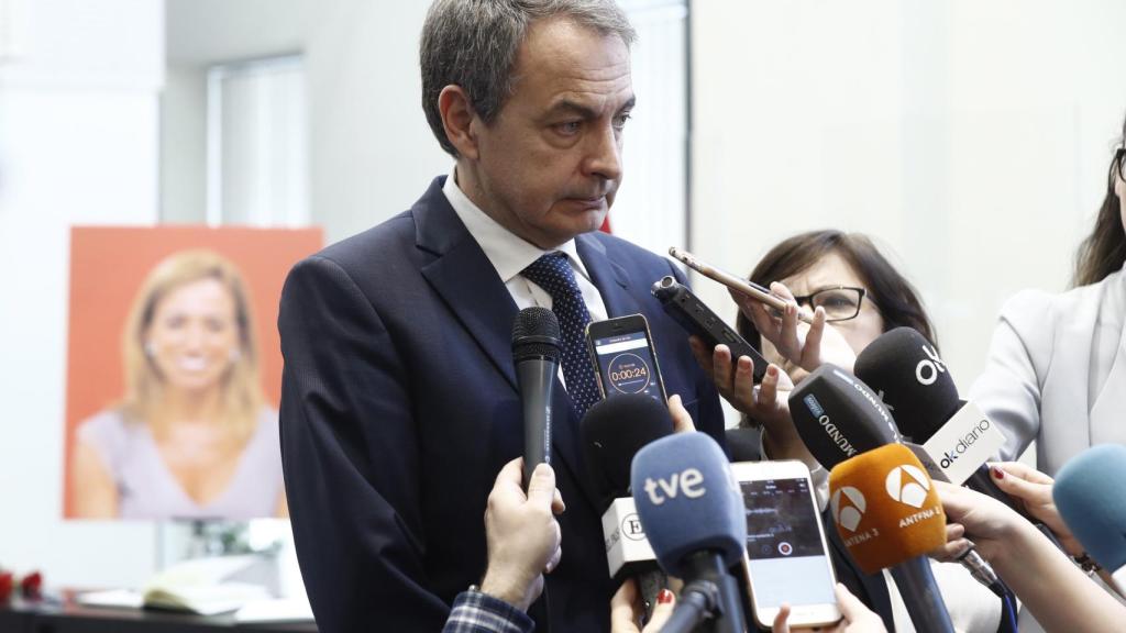 Zapatero en la capilla ardiente de Ferraz.