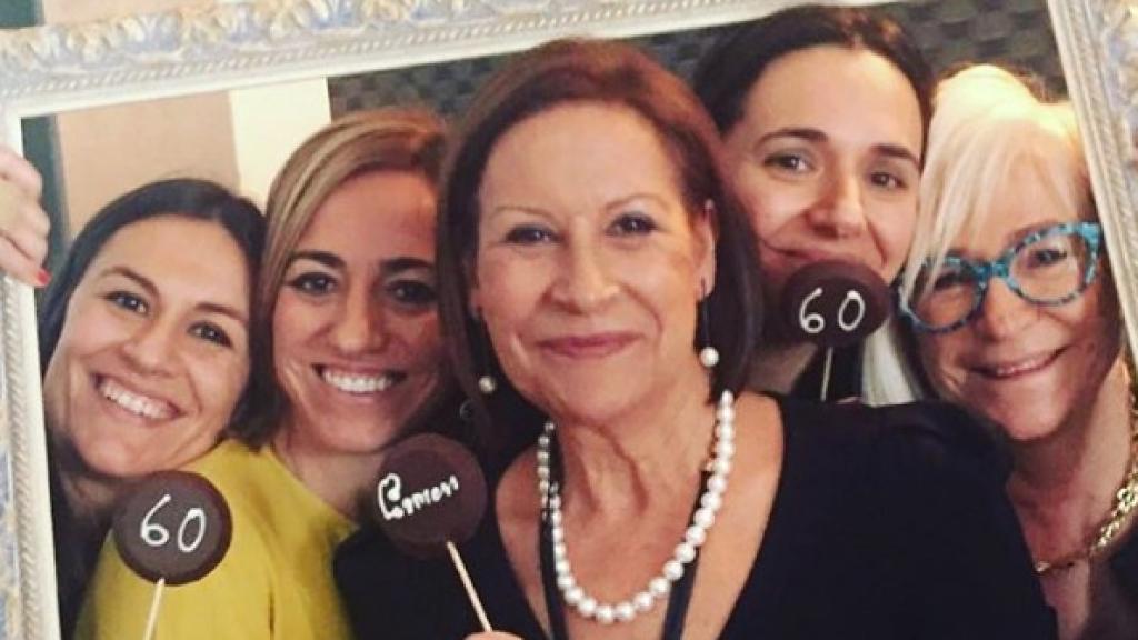 Chacón con su hermana, su madre y sus tías. Instagram.