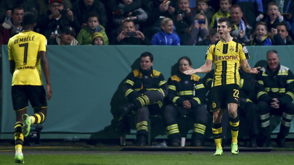 Pulisic celebra un gol en los cuartos de la Copa de Alemania junto a Dembele.