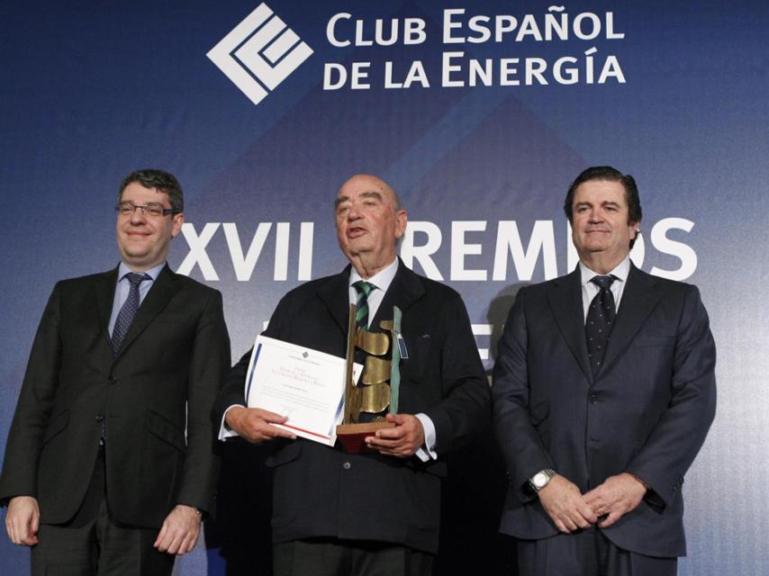 José Lladó, presidente de Técnicas Reunidas, flanqueado por el ministro de Energía, Álvaro Nadal, y el presidente del Club Español de la Energía y de Endesa, Borja Prado, galardonado con el último Premio Energía y Sociedad.