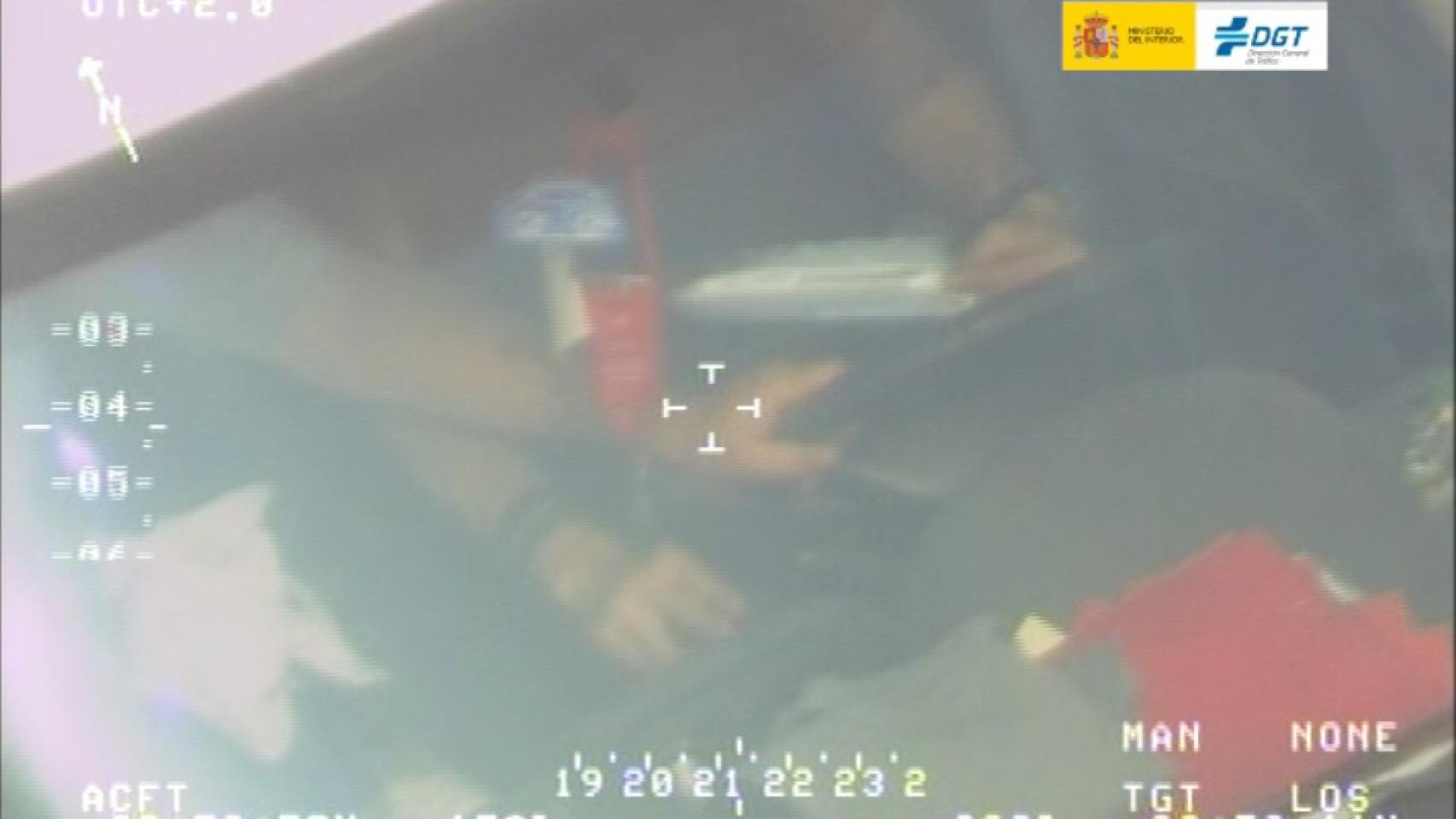 Rayas de coca, sexo, alcohol... el ojo que todo lo ve desde el aire mientras conduces