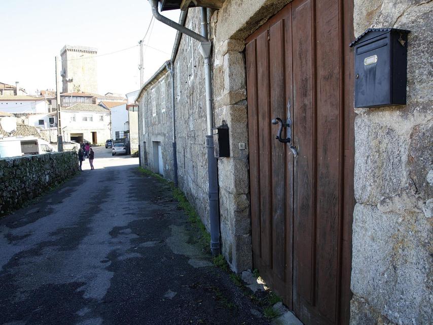 Aquí, en la casa de Don Adolfo, fue donde le asesinaron y se llevaron la Virgen.