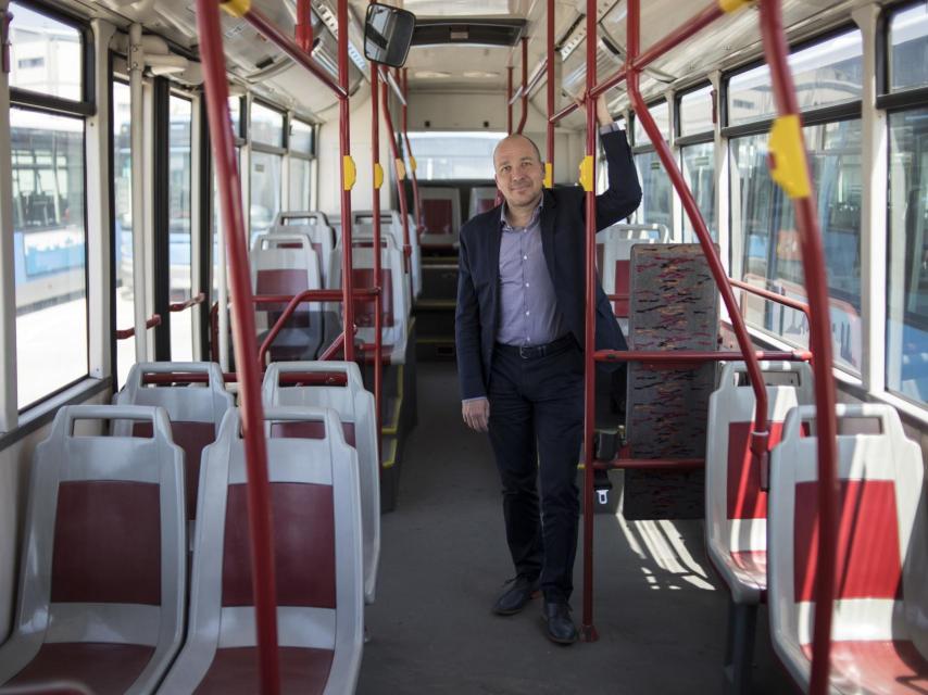 Diego, en el interior de uno de los autobuses a la venta.