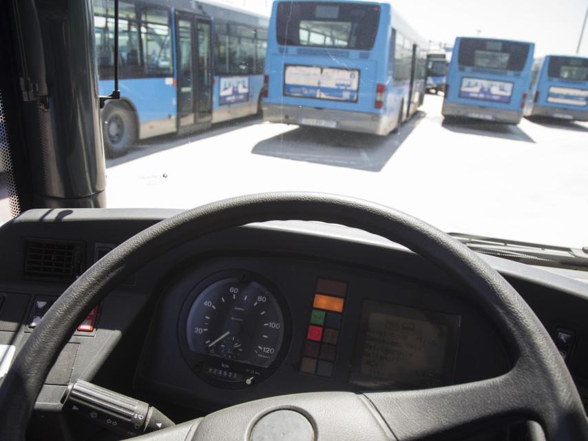 El cuentakilómetros revela una distancia recorrida de cientos de miles de kilómetros.