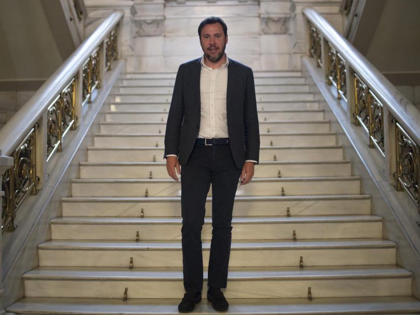 Puente, en las escaleras del Ayuntamiento que a menudo utiliza para fotos de grupo.