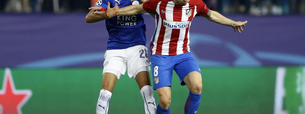 Saúl pelea la pelota.