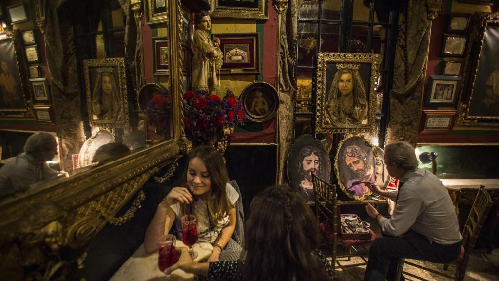 Miguel pintando cuadros durante una noche en el bar Garlochí.
