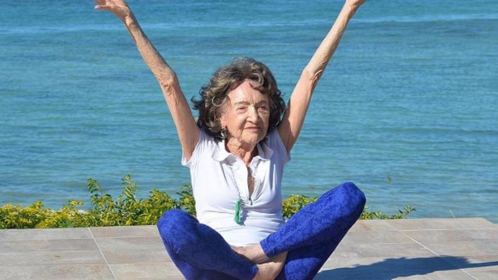 Tao Porchon-Lynch estuvo impartiendo clases de yoga hasta los 100 años.