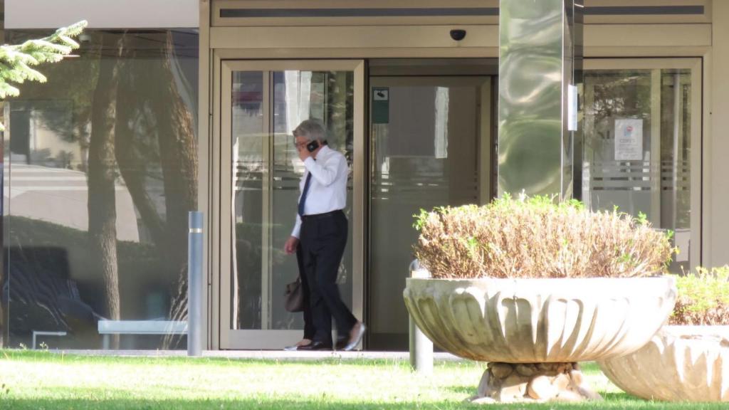Enrique Cerezo, a las puertas del centro médico.