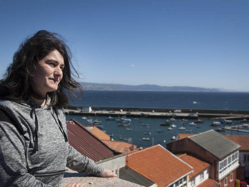 Mónica Lobelos trabaja en un albergue de Finisterre; no le convence la arquitectura del cementerio pero está a favor de que se use.