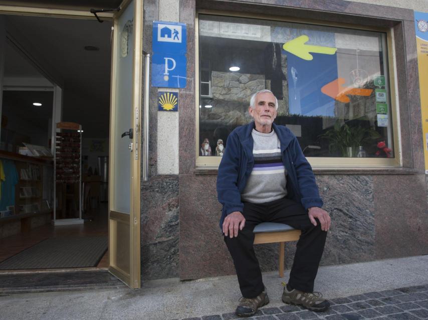 Paul Garland es inglés y al llegar a Finisterre le llamó la atención el cementerio que diseñó Portela.