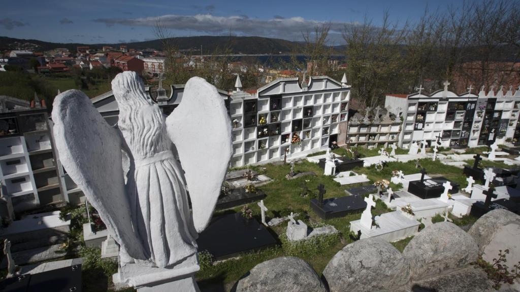Este cementerio (en la imagen) es el que está junto a la iglesia de Finisterre; Portela diseñó el municipal porque este ya estaba colmatado.