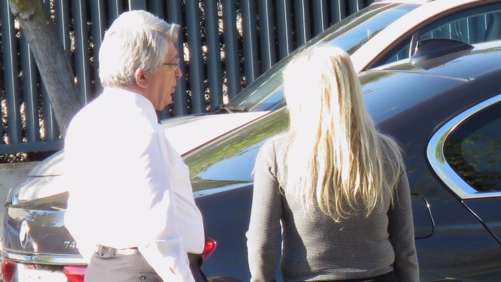 Enrique Cerezo visita a su madre en el hospital de Aravaca