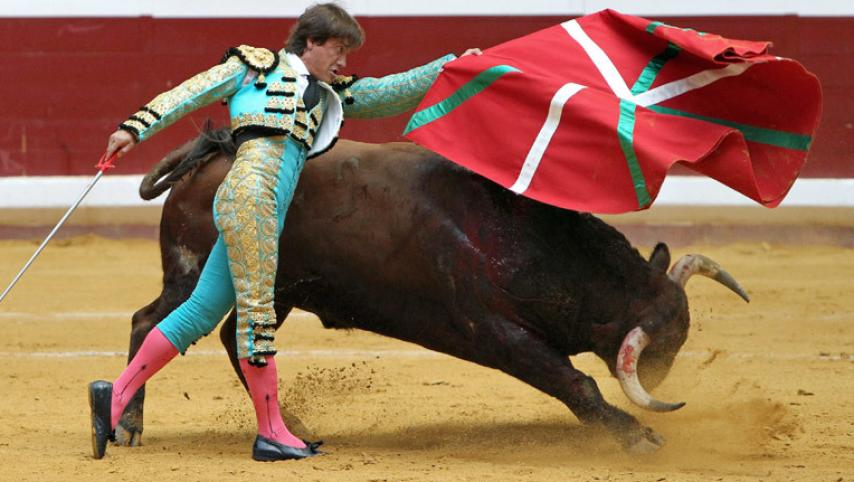 El matador sevillano Antonio Barrera torea con ikurriña, en Donostia, en 2012.