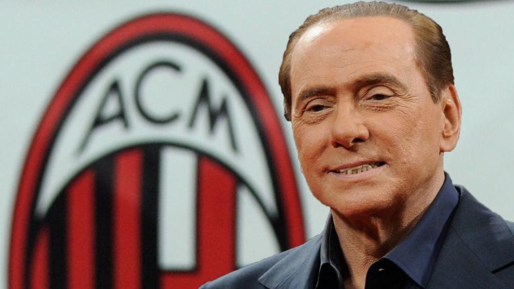 Berlusconi en una rueda de prensa con el Milan