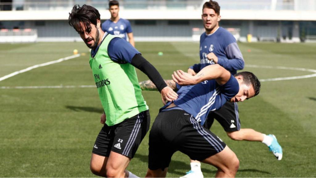 Isco y James pujnan por un balón